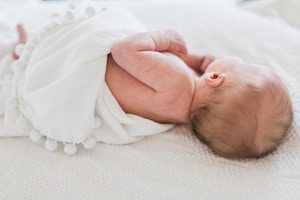 Ein neugeborenes Baby brauch viel Liebe und körperliche Nähe