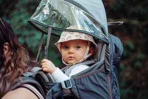 Wandern mit Baby in der Kinderkraxe