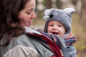 Eine Tragejacke eignet sich ideal um Baby an kalten Tagen warm zu halten